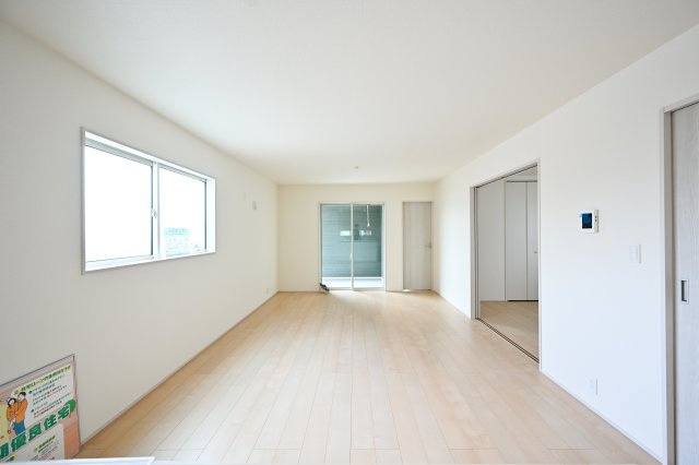 【居間・リビング】 | 桐生第25相生町 リーブルガーデン 2号棟 | 大型ＴＶも余裕で置けちゃう！ワイドなリビングで家族団らんの時間も増えそうですね♪