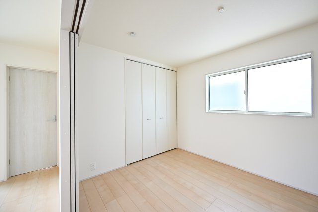 【居間・リビング】 | 桐生第25相生町 リーブルガーデン 2号棟 | 続き間の洋室は扉を開け放つとリビングの延長として広々使えます！