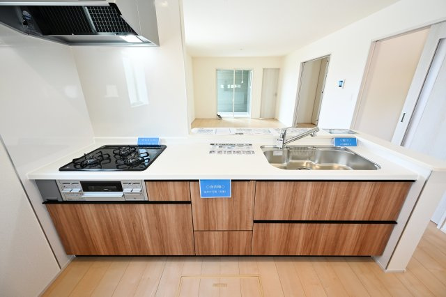 【キッチン】 | 桐生第25相生町 リーブルガーデン 2号棟 | スライド収納付きシステムキッチン。パスタ鍋や圧力鍋の出し入れもスムーズ！