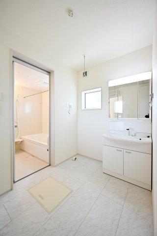 【独立洗面台】 | 桐生第25相生町 リーブルガーデン 2号棟 | 3面ミラーの後ろは収納スペースを完備。生活感のあるものは隠して、スッキリシンプルな洗面台に！