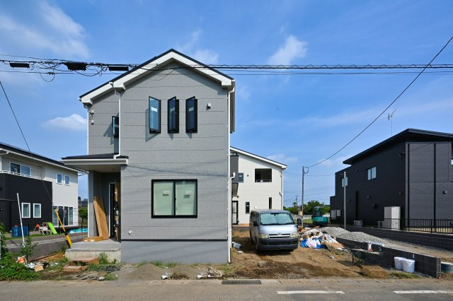 【前面道路含む現地写真】 | 太田第1新田赤堀町 リーブルガーデン　1号棟 | 並列2台かつ最大3台駐車可能なスペースがあります。