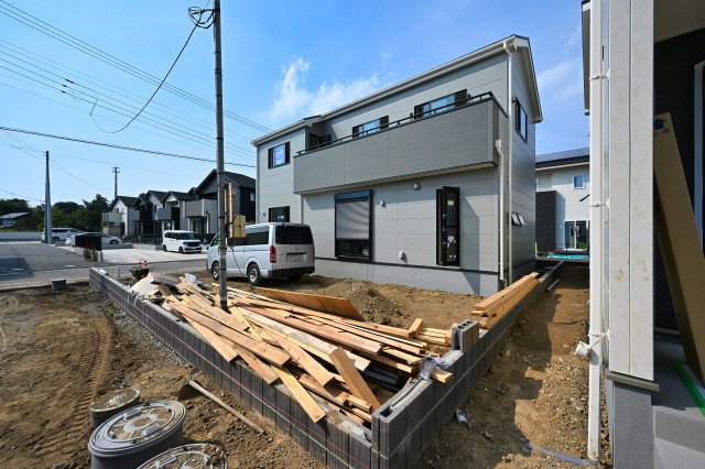 【外観】 | 太田第1新田赤堀町 リーブルガーデン　1号棟 | ひろびろとしたお庭でBBQやガーデニングを思い切り楽しめます♪