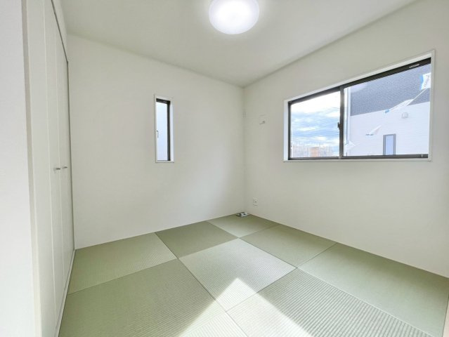 【前面道路含む現地写真】 | 千代田町赤岩第3　クレイドルガーデン　1号棟 | 並列3台駐車可能なスペースがあります。