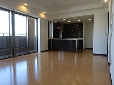 【居間・リビング】 | エルザグレース堀江タワー | ＬＤＫ約１６．６畳　※前回募集時／２０２２年８月の写真