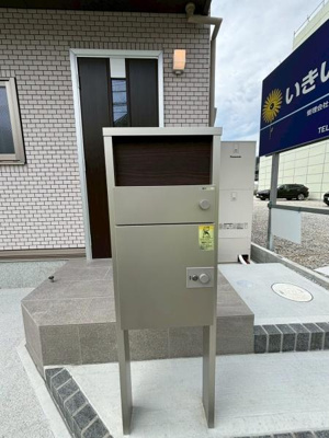【エントランス】 | 草加市金明町戸建 A | 宅配ボックス