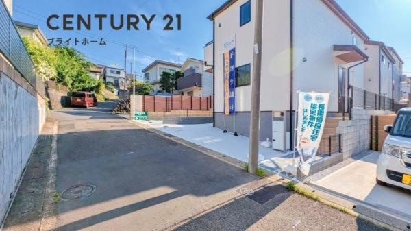 横浜市旭区万騎が原の新築一戸建の前面道路含む現地写真|車通りが少ない為、小さなお子様にも安心です。
是非一度、現地へ起こしください。

