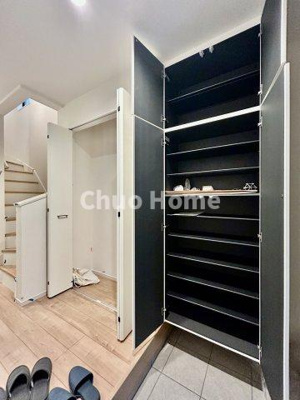 【玄関】 | 江戸川区南小岩2丁目新築分譲住宅 | 【玄関】玄関には大型のシューズクローゼットを設置しておりますのでいつでもスッキリりとした空間を保てます。玄関周りを清潔に使うのはとても大事なことですよね。