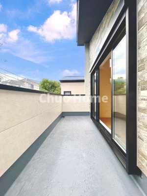 【バルコニー】 | 江戸川区南小岩2丁目新築分譲住宅 | 【バルコニー】幅もあって、奥行きもあるゆとりのバルコニー。洗濯物を干したり乾かしたりだけでなく、ただ出てみるだけでも気持ちいいですよ。