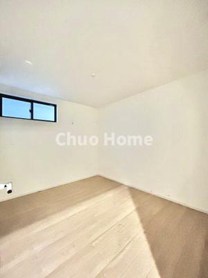 【子供部屋】 | 江戸川区南小岩2丁目新築分譲住宅 | 【子供部屋】お子様を持つ家庭の約6割が「家族や子どものため」に購入を希望。入学後の転校を避け、広い空間でのびのび育てたいなどの親心が、家探しのきっかけになっているようです。