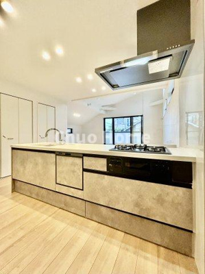 【キッチン】 | 江戸川区南小岩2丁目新築分譲住宅 | ワイドで収納豊富なシステムキッチン