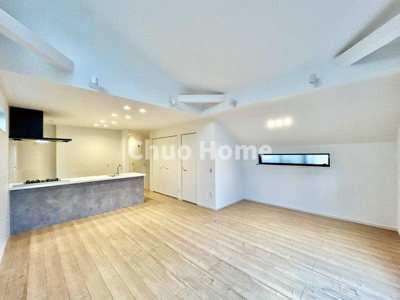 【キッチン】 | 江戸川区南小岩2丁目新築分譲住宅 | 視界に広がりを生むオープンなキッチン。料理や片付けをしながら、家族との会話を楽しんだり、リビングで遊ぶ子どもを見守れます。ご見学時には家具の配置などもイメージしながらぜひご覧になって見て下さい。