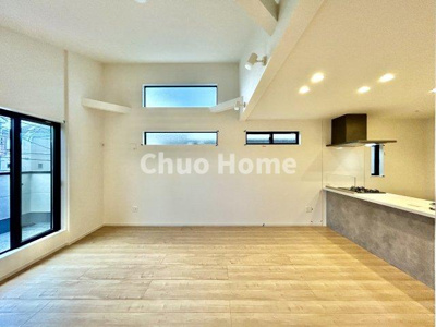 【ダイニング】 | 江戸川区南小岩2丁目新築分譲住宅 | 【ダイニング】忙しい朝でも、しっかり家族が揃って食事をして頂けるゆとりある大きさのダイニングスペース。奥様が作る手料理をカウンター越しに受けとって頂き、テーブルで囲む素敵な時間を存分に愉しんで下さい。