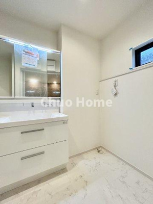 【ランドリースペース】 | 江戸川区南小岩2丁目新築分譲住宅 | 【ランドリースペース】担当者がスケールを持ち歩いておりますので、ご見学時には現在お使いの洗濯機などがきちんと収まるかなどもチェックして下さい。見学前に測っておくと非常に便利だと思います。