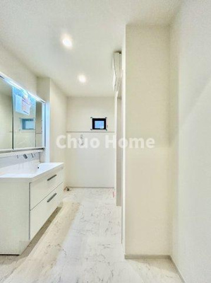 【脱衣所】 | 江戸川区南小岩2丁目新築分譲住宅 | 【洗面所】明るい洗面所は朝をすっきりさせてくれる空間です。バタバタしている忙しい朝でも収納が多い洗面台では短い時間で効率良く支度ができます。