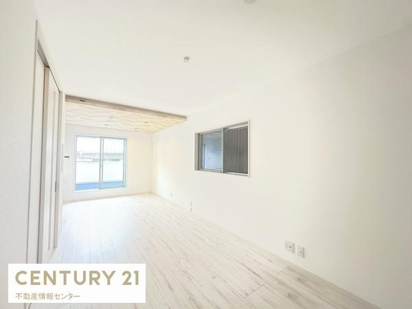 【居間・リビング】 | 高見3丁目　新築戸建 | 縦長のリビングは家具の配置も簡単です！