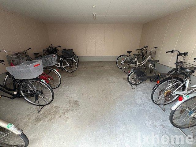 イーストヴィレッジ茨木の駐車場