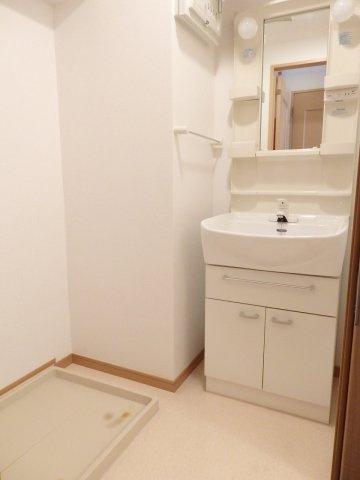 カルフ－ル緑井の洗面所|脱衣スペースもあります