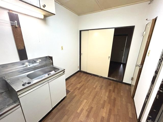 コーポ琥珀のキッチン|コンパクトなキッチンで掃除もラクラク