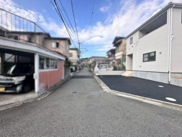 岩出市山第3-1号棟　新築戸建の前面道路含む現地写真