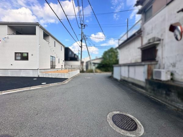 岩出市山第3-1号棟　新築戸建の前面道路含む現地写真