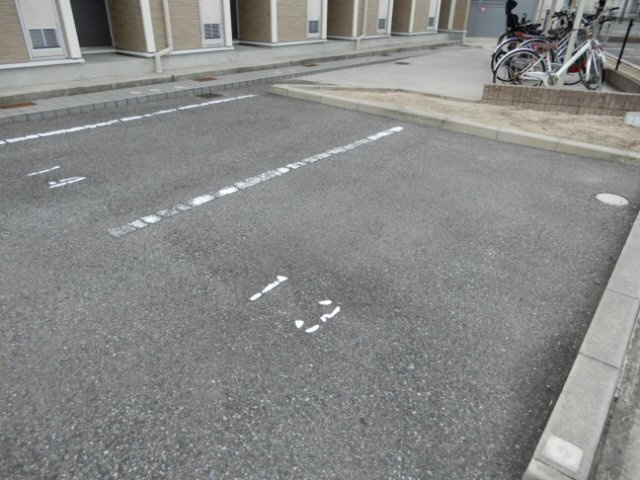 レオネクスト花水木の駐車場