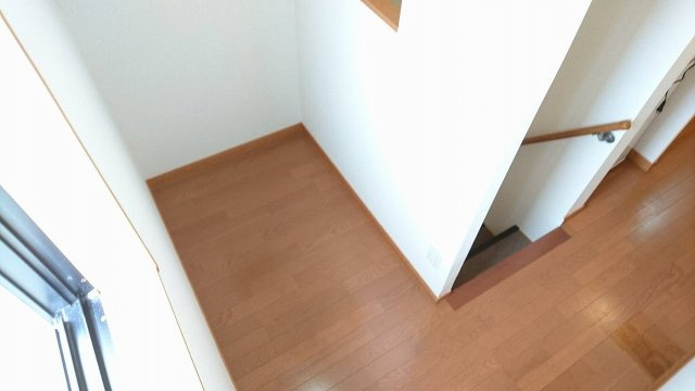 明石市大久保町大窪のアパートの内装|収納：階段横に収納スペースあり