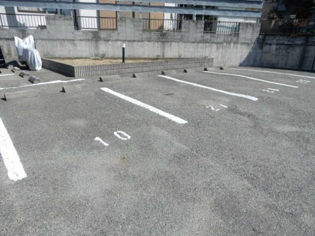 レオパレスウィステリアの駐車場