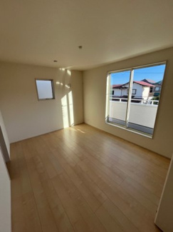 【洋室】 | 甲栄台５丁目　新築戸建 | 南向きバルコニーで陽当り・通風良好です。