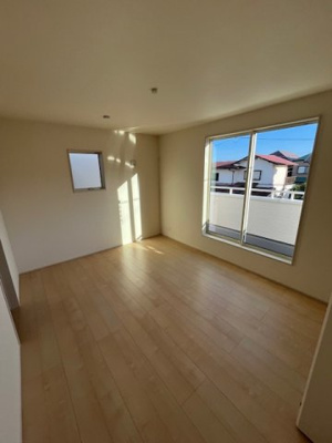 【洋室】 | 甲栄台５丁目　新築戸建 | 南向きバルコニーで陽当り・通風良好です。