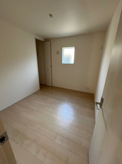 【洋室】 | 甲栄台５丁目　新築戸建 | 多用途にお使いいただけるお部屋で約5.25帖です。