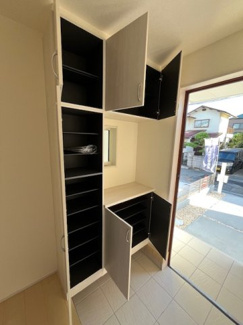 【収納】 | 甲栄台５丁目　新築戸建 | シューズボックスにはご家族分の靴が収納できます。