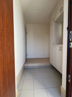 【玄関】 | 甲栄台５丁目　新築戸建 | 明るく清潔感のある玄関です。