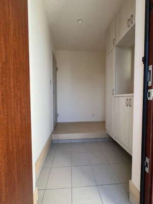 【玄関】 | 甲栄台５丁目　新築戸建 | 明るく清潔感のある玄関です。