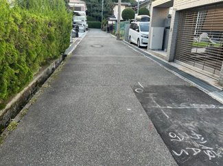 【前面道路含む現地写真】 | 甲栄台５丁目　新築戸建 | 前面道路との高低差がないので駐車も楽々です。