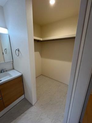 【洗面所】 | 甲栄台５丁目　新築戸建 | ランドリールームで収納ができます。