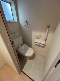 【トイレ】 | 甲栄台５丁目　新築戸建 | 1階　トイレ　手すりもついて安心です。