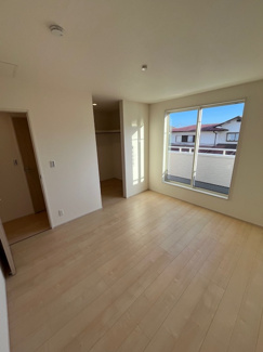 【洋室】 | 甲栄台５丁目　新築戸建 | 南向きで陽当り・通風良好です。