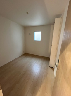 【洋室】 | 甲栄台５丁目　新築戸建 | ストレージルーム約5.25帖　納戸や書斎にお使いいただけます。