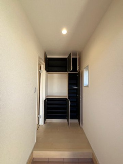 【収納】 | 甲栄台５丁目　新築戸建 | シューズボックスにはご家族分の靴が収納できます。