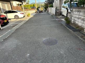 【前面道路含む現地写真】 | 甲栄台５丁目　新築戸建 | 前面道路との高低差がございません。