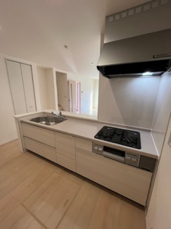 【キッチン】 | 甲栄台５丁目　新築戸建 | 二人並んでの調理も可能です。