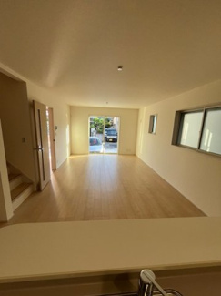 【居間・リビング】 | 甲栄台５丁目　新築戸建 | カウンターキッチンなのでリビングが見渡せるので、小さなお子様がいても安心です。