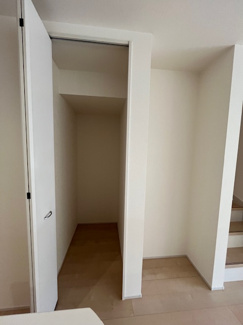 【収納】 | 甲栄台５丁目　新築戸建 | リビング横に収納があります。