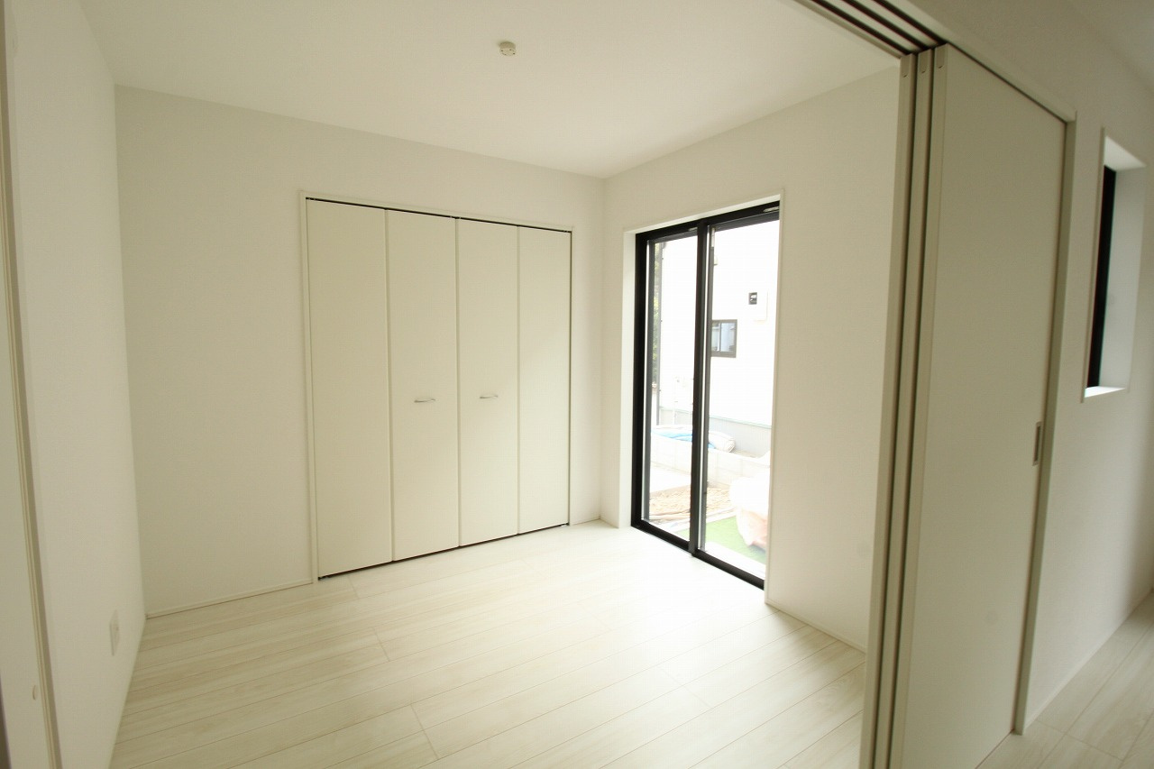 南国市緑ヶ丘　新築戸建　1号棟（全2区画）の前面道路含む現地写真