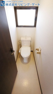 【トイレ】 | 甲府市飯田5丁目　平成8年築中古戸建 大変綺麗な内外装 | ウォシュレット・窓付きトイレ