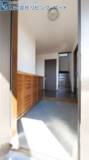 【玄関】 | 甲府市飯田5丁目　平成8年築中古戸建 大変綺麗な内外装 | 南西向きの明るい玄関