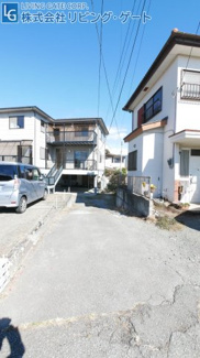 【前面道路含む現地写真】 | 甲府市飯田5丁目　平成8年築中古戸建 大変綺麗な内外装 | 出入口は少し狭いですが、車での往来可能です。