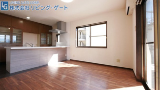 【居間・リビング】 | 甲府市飯田5丁目　平成8年築中古戸建 大変綺麗な内外装 | 12帖のリビング　2018年にリフォーム済み　南西向きの日当たりの良いリビング