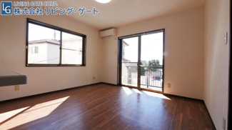 【居間・リビング】 | 甲府市飯田5丁目　平成8年築中古戸建 大変綺麗な内外装 | 12帖のリビング　二面採光で明るいリビング