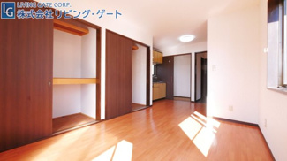 【洋室】 | 甲府市飯田5丁目　平成8年築中古戸建 大変綺麗な内外装 | 2階10帖洋室　二か所の収納付き